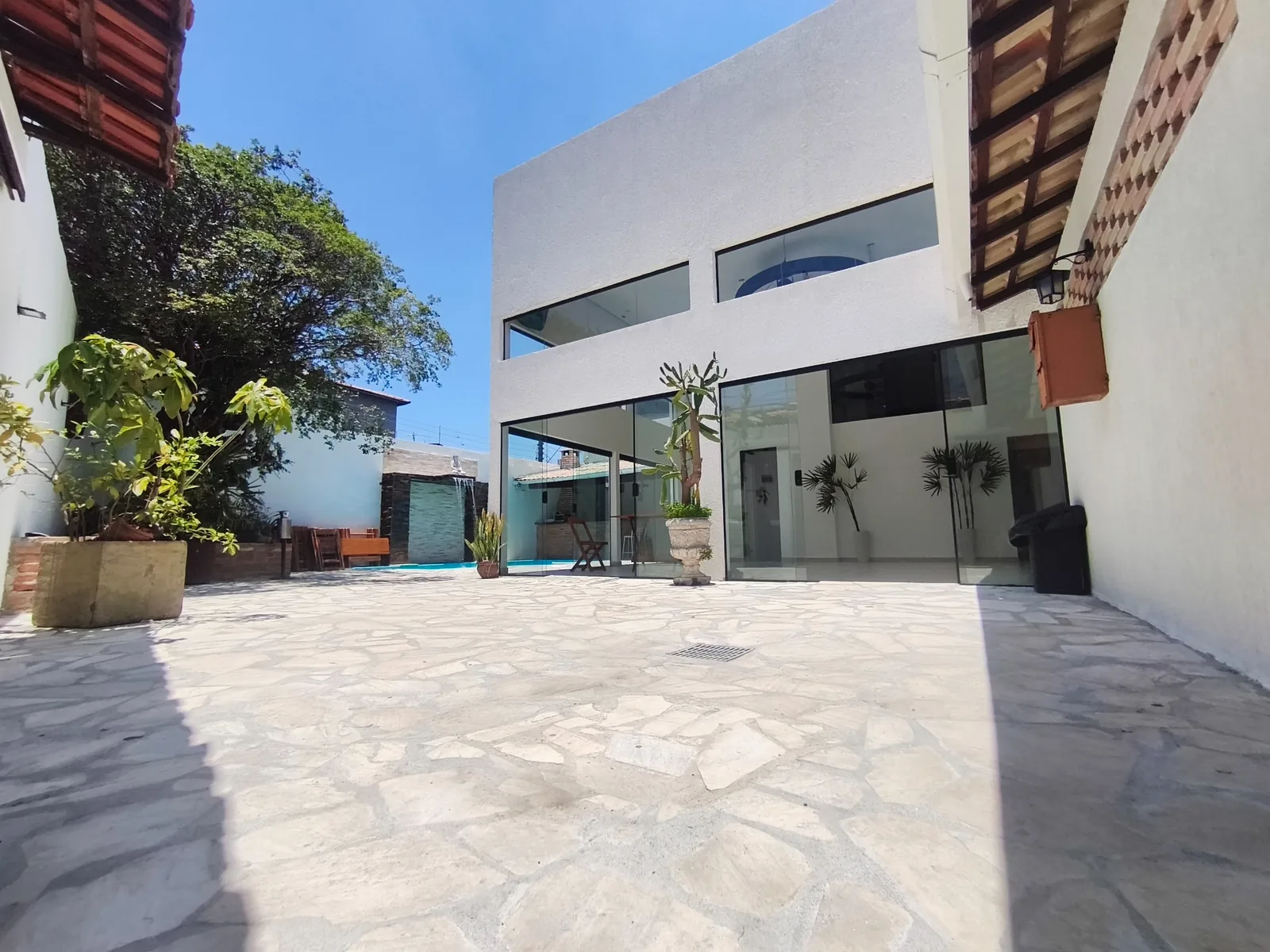 Salão envidraçado e pátio da Casa Góes