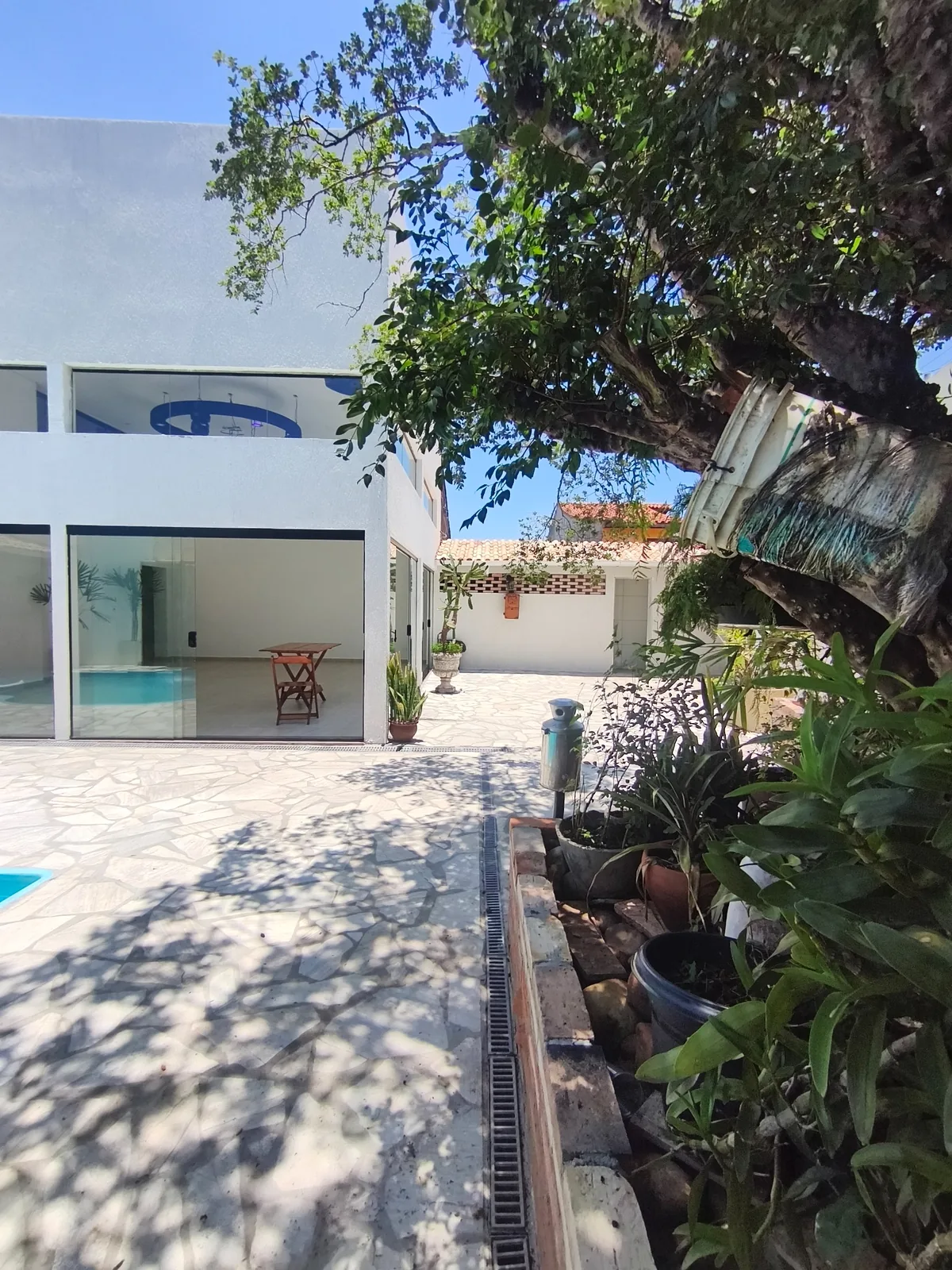 Jardim e circulação externa da Casa Góes