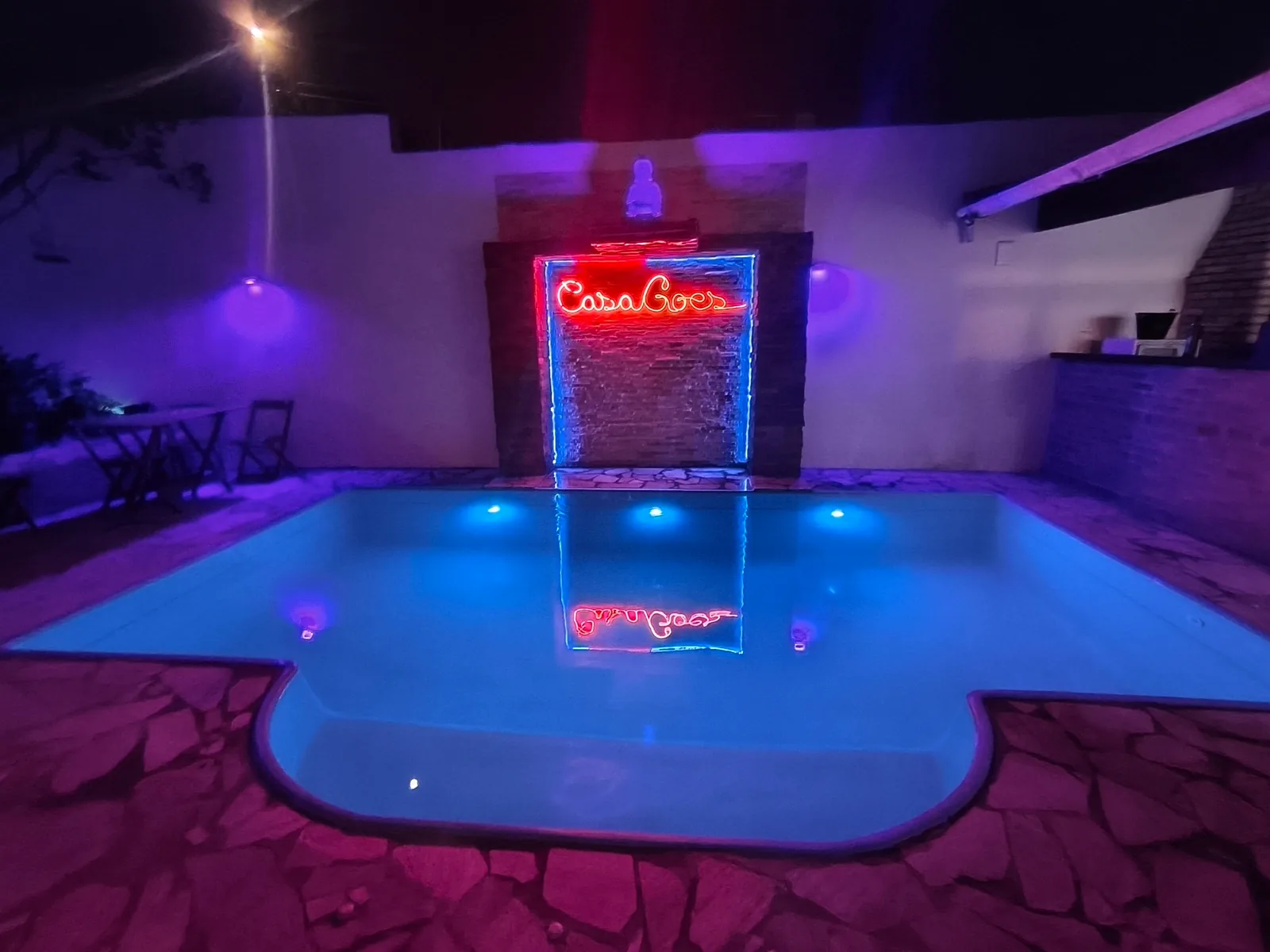 Piscina iluminada à noite na Casa Góes