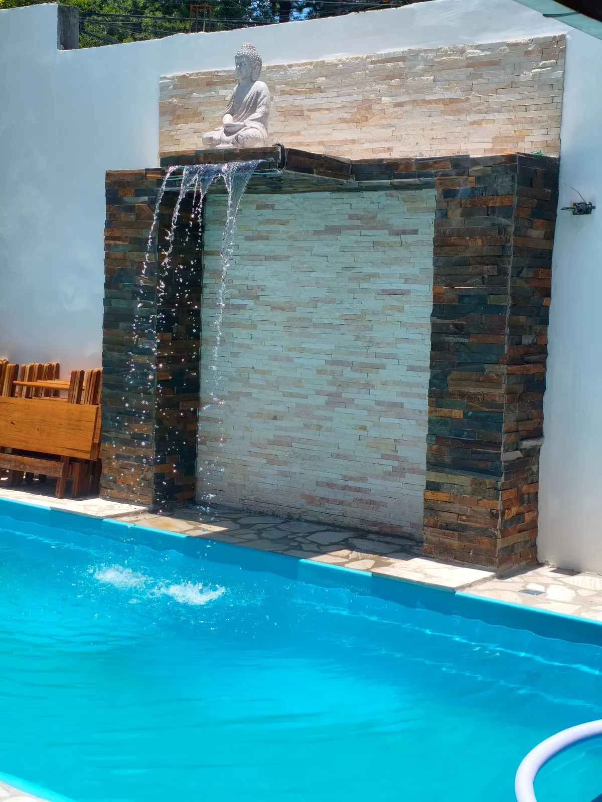 Cascata e piscina da Casa Góes durante o dia