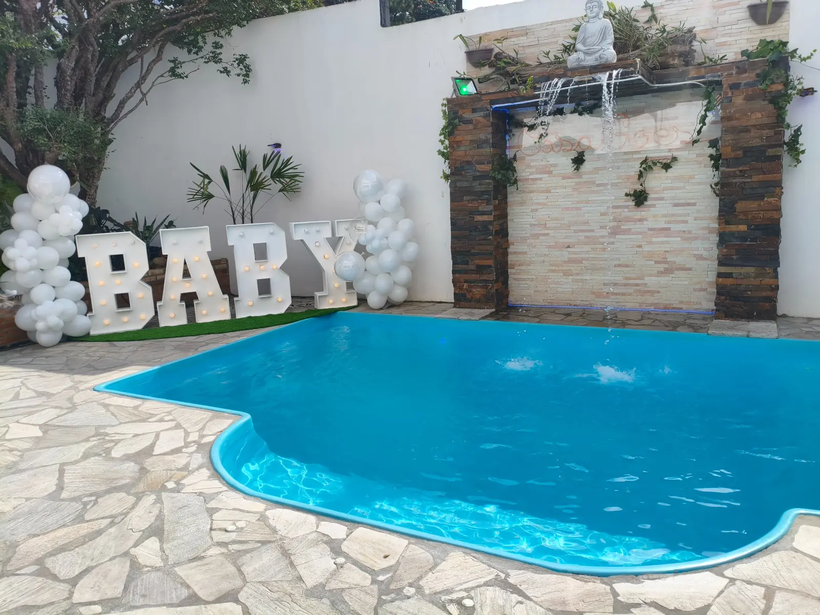 Decoração de evento montada junto à piscina da Casa Góes