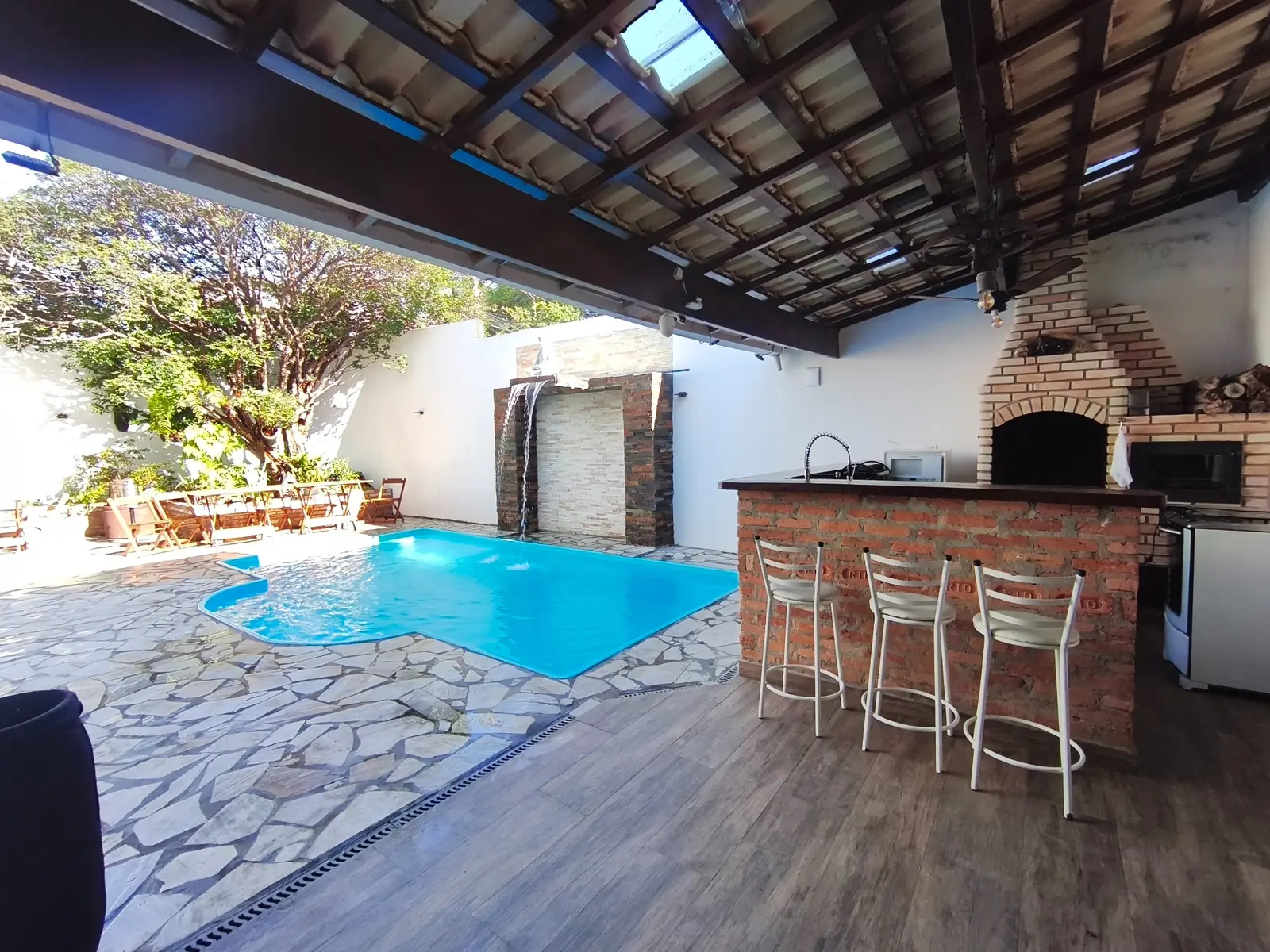 Piscina, churrasqueira e área coberta da Casa Góes