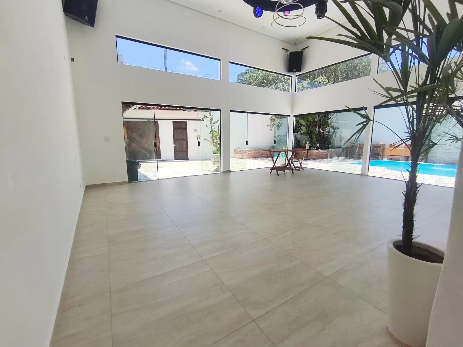 Salão envidraçado e pátio da Casa Góes