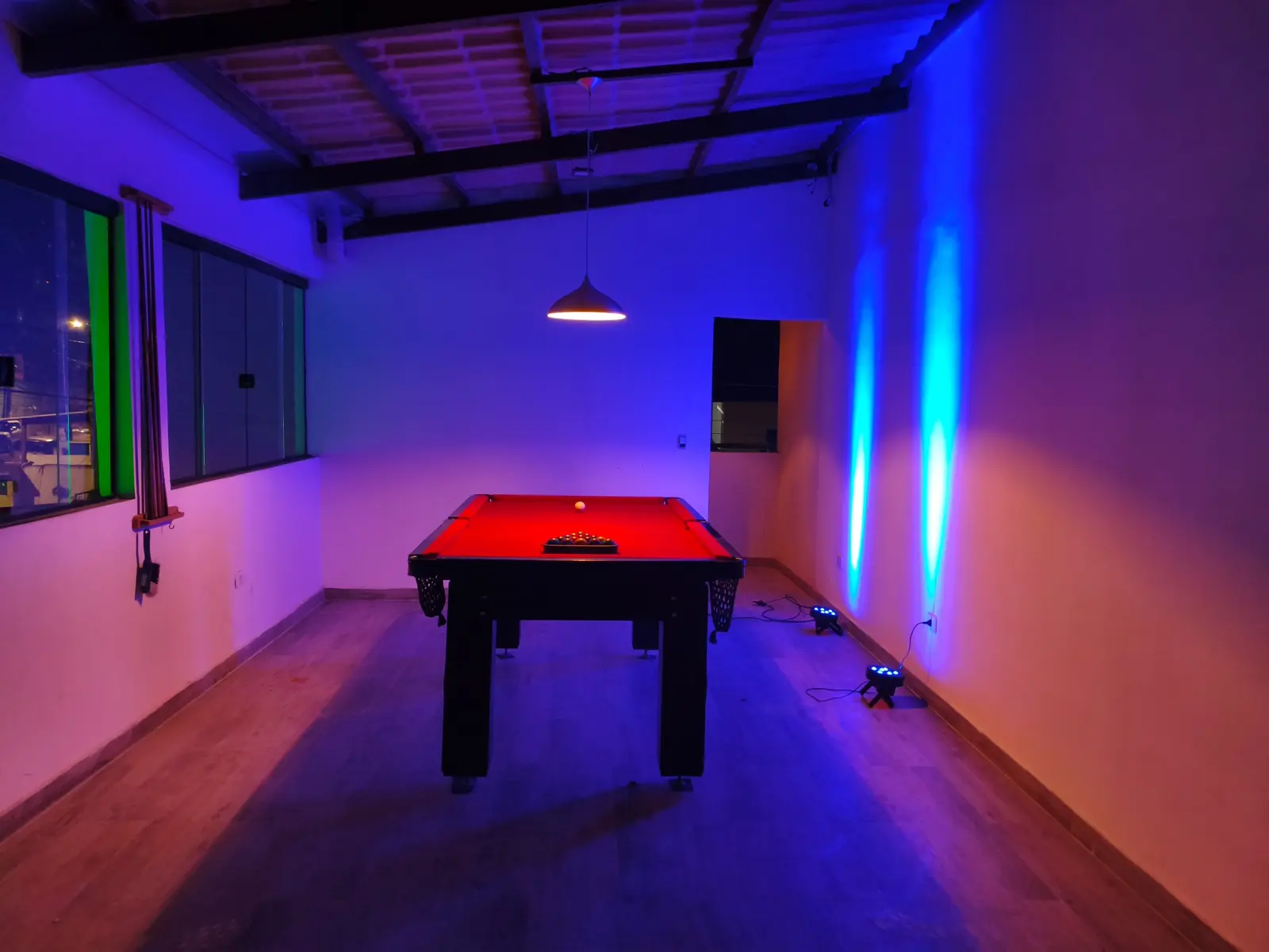 Sala de sinuca iluminada da Casa Góes